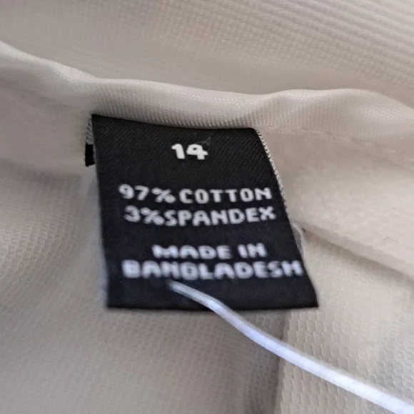 Never Worn Women's Size 14 White Shorts with a 20 in. length made with 3% Spand - Picture 5 of 5